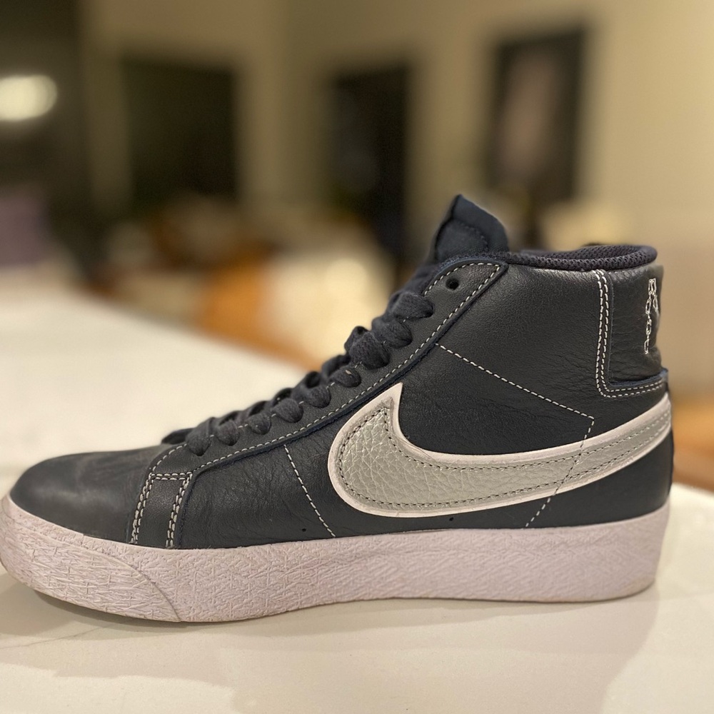 LIKE NEW - NIKE SB ZOOM BLAZER MID X MASON SILVA SKATE SHOES - Unisex size 4